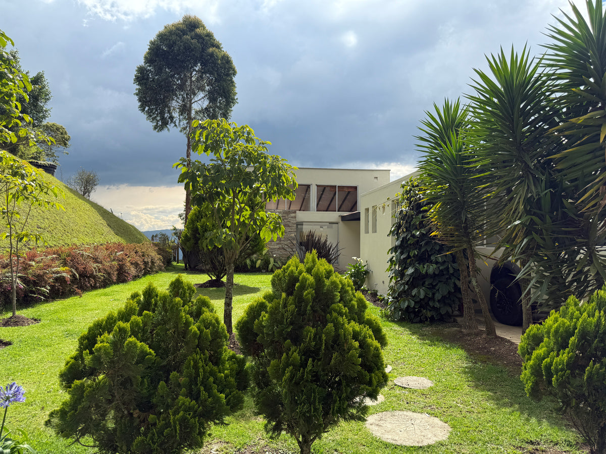 Casa en Palmas cerca al Mall Indiana con lote amplio, rooftop y zonas comunes