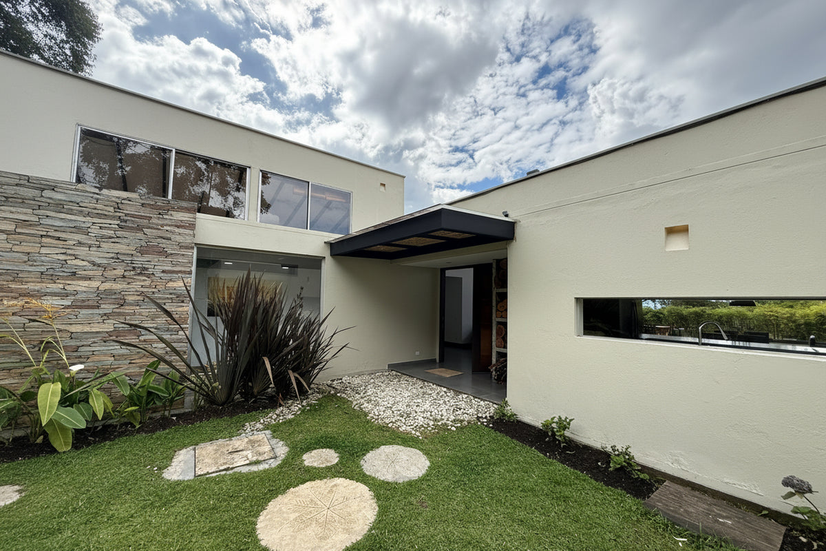 Casa en Palmas cerca al Mall Indiana con lote amplio, rooftop y zonas comunes