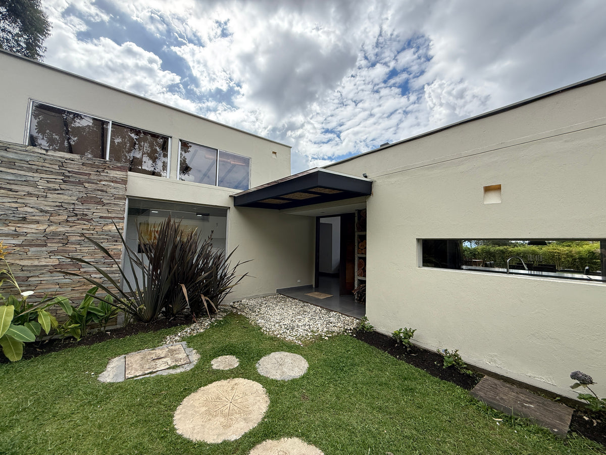 Casa en Palmas cerca al Mall Indiana con lote amplio, rooftop y zonas comunes