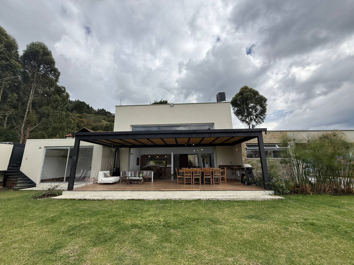 Casa en Palmas cerca al Mall Indiana con lote amplio, rooftop y zonas comunes