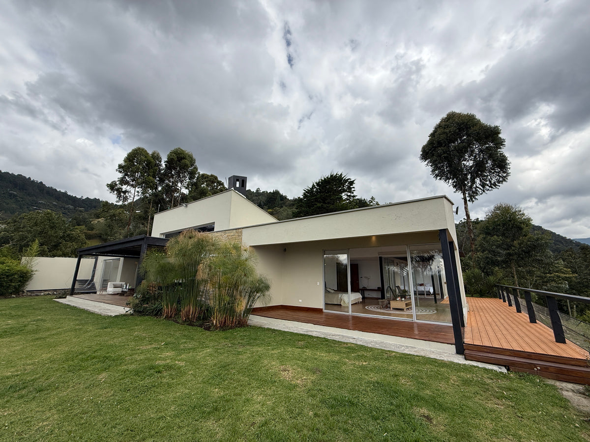 Casa en Palmas cerca al Mall Indiana con lote amplio, rooftop y zonas comunes