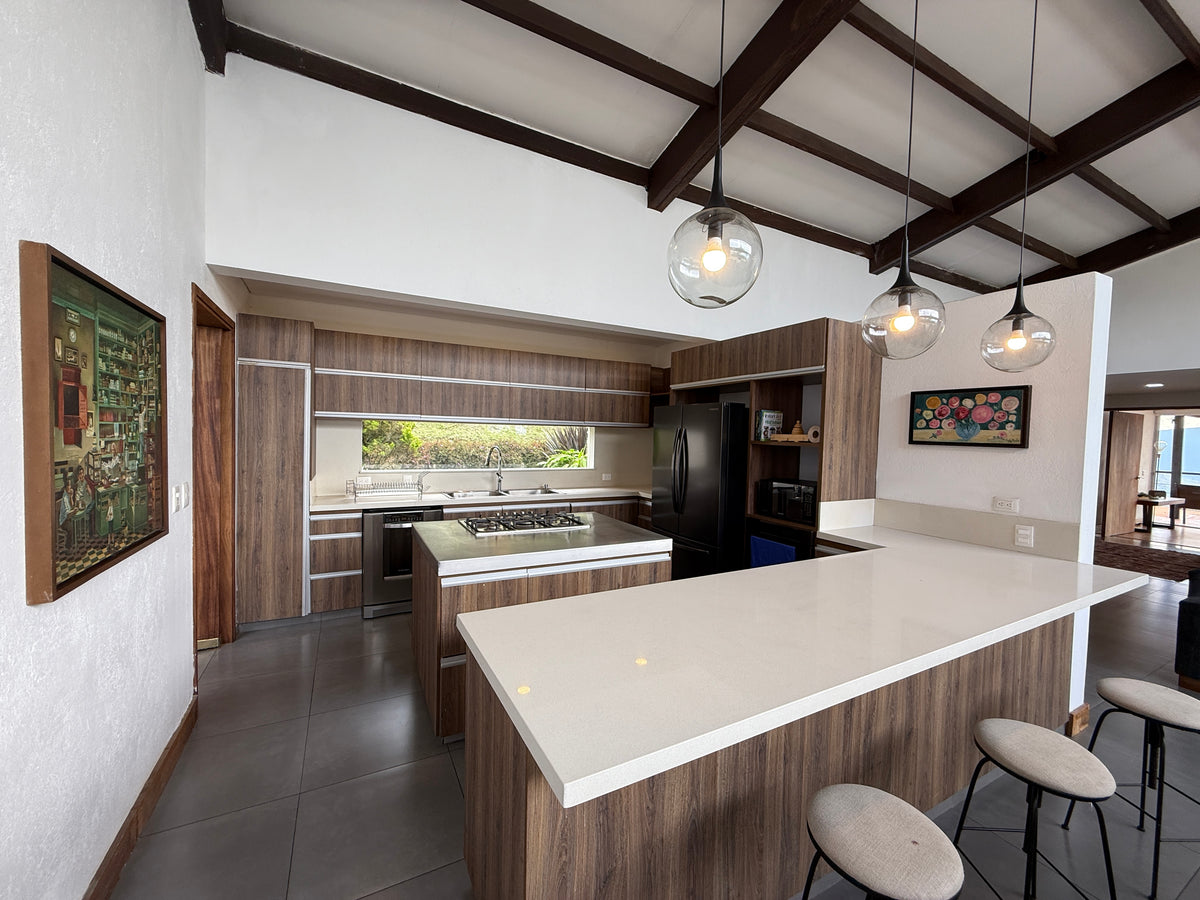 Casa en Palmas cerca al Mall Indiana con lote amplio, rooftop y zonas comunes