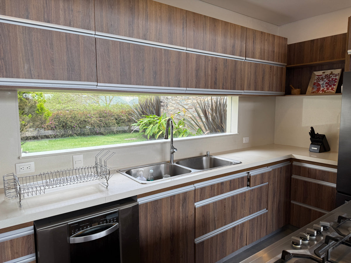 Casa en Palmas cerca al Mall Indiana con lote amplio, rooftop y zonas comunes