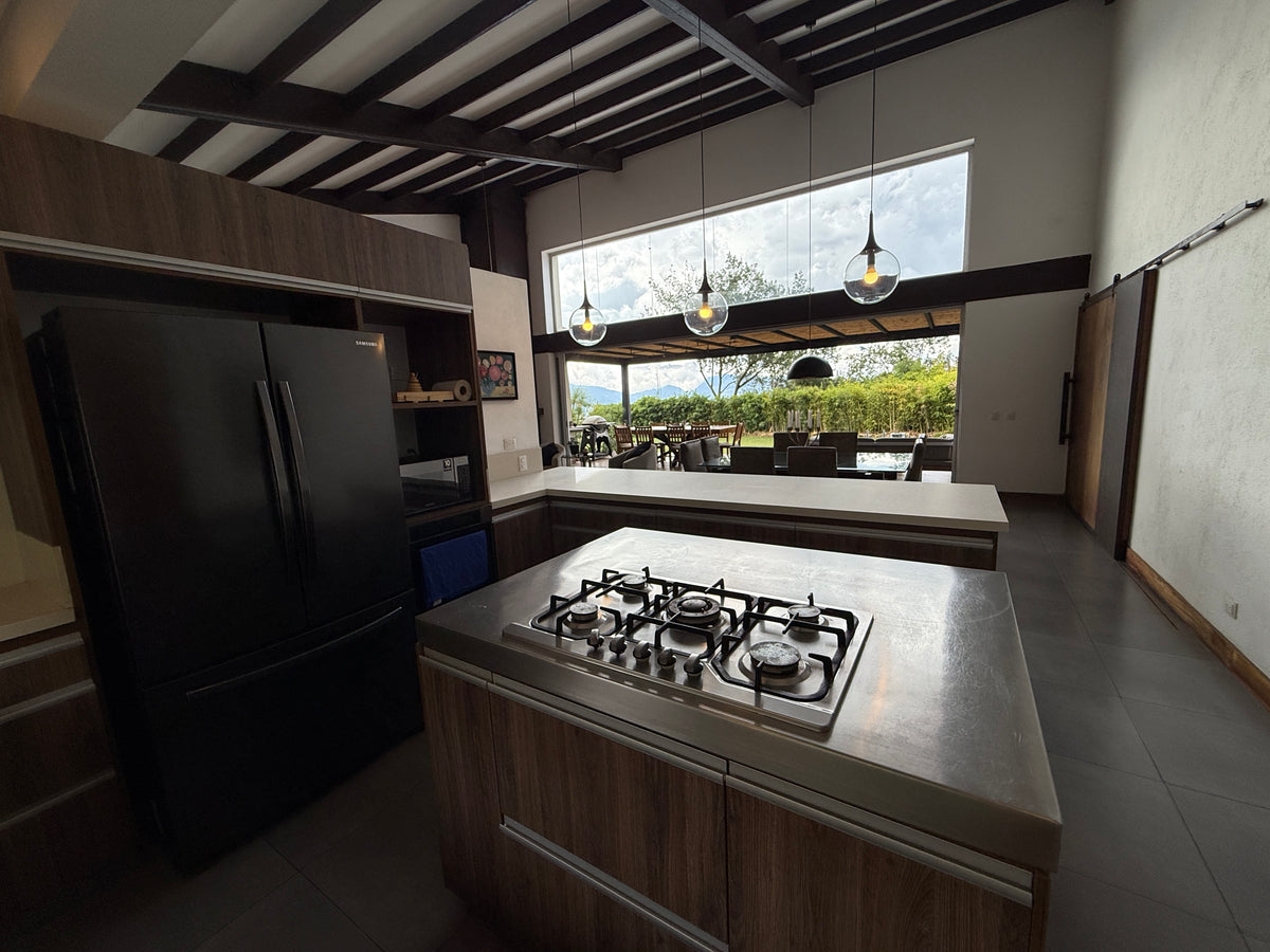 Casa en Palmas cerca al Mall Indiana con lote amplio, rooftop y zonas comunes