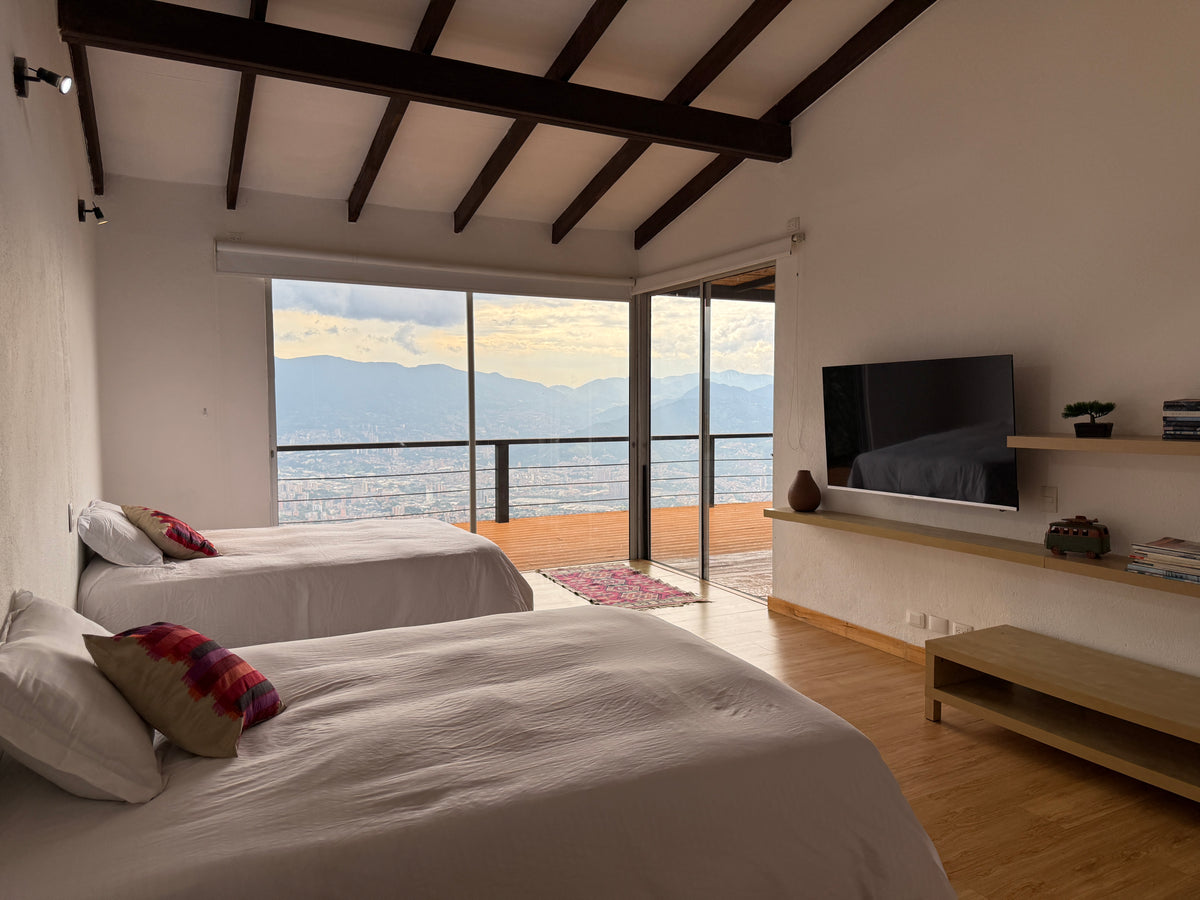 Casa en Palmas cerca al Mall Indiana con lote amplio, rooftop y zonas comunes