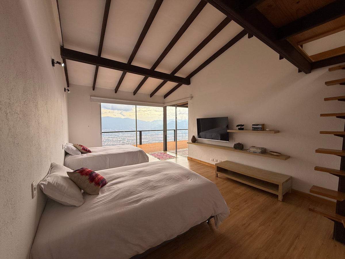 Casa en Palmas cerca al Mall Indiana con lote amplio, rooftop y zonas comunes