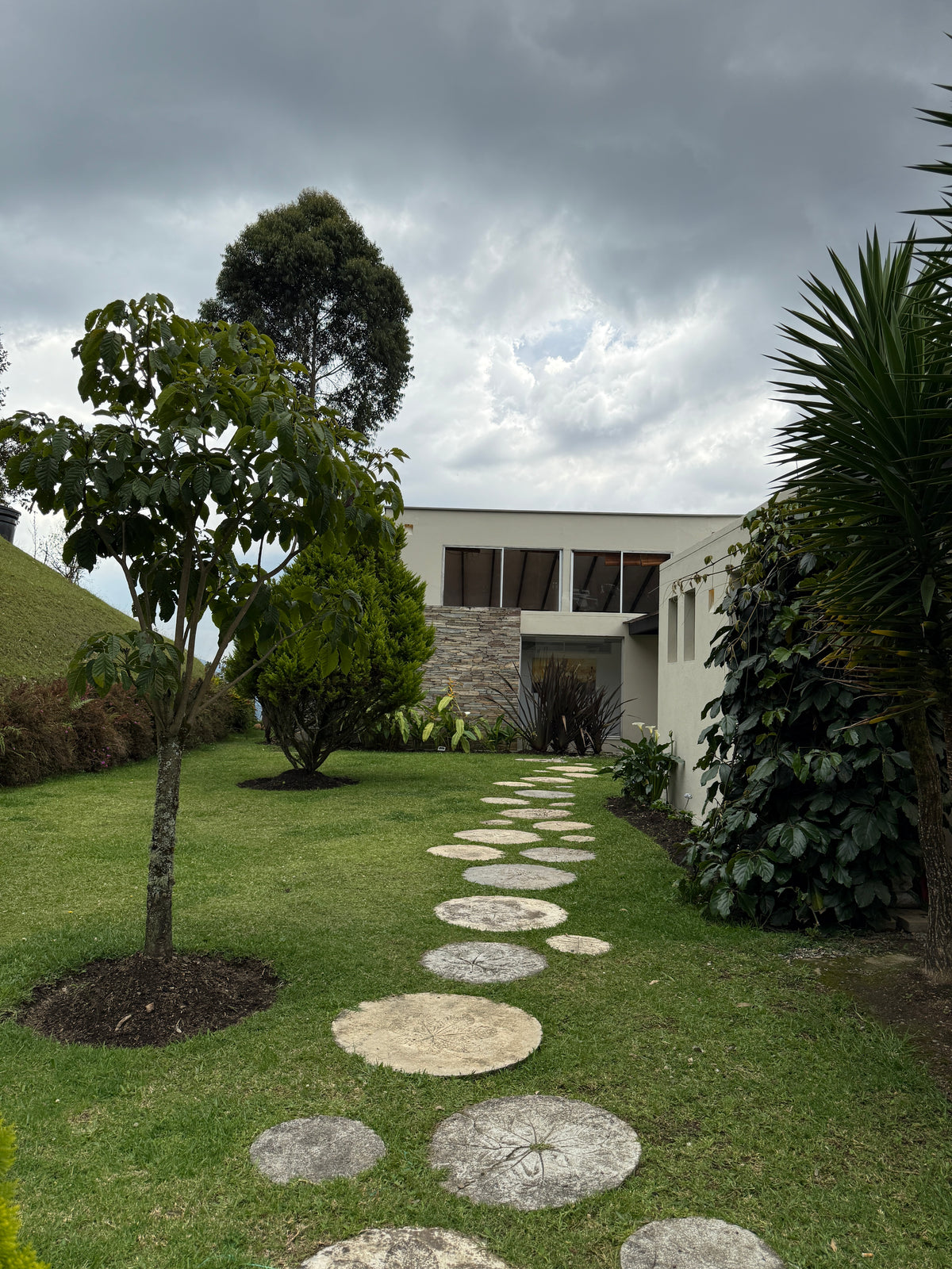 Casa en Palmas cerca al Mall Indiana con lote amplio, rooftop y zonas comunes