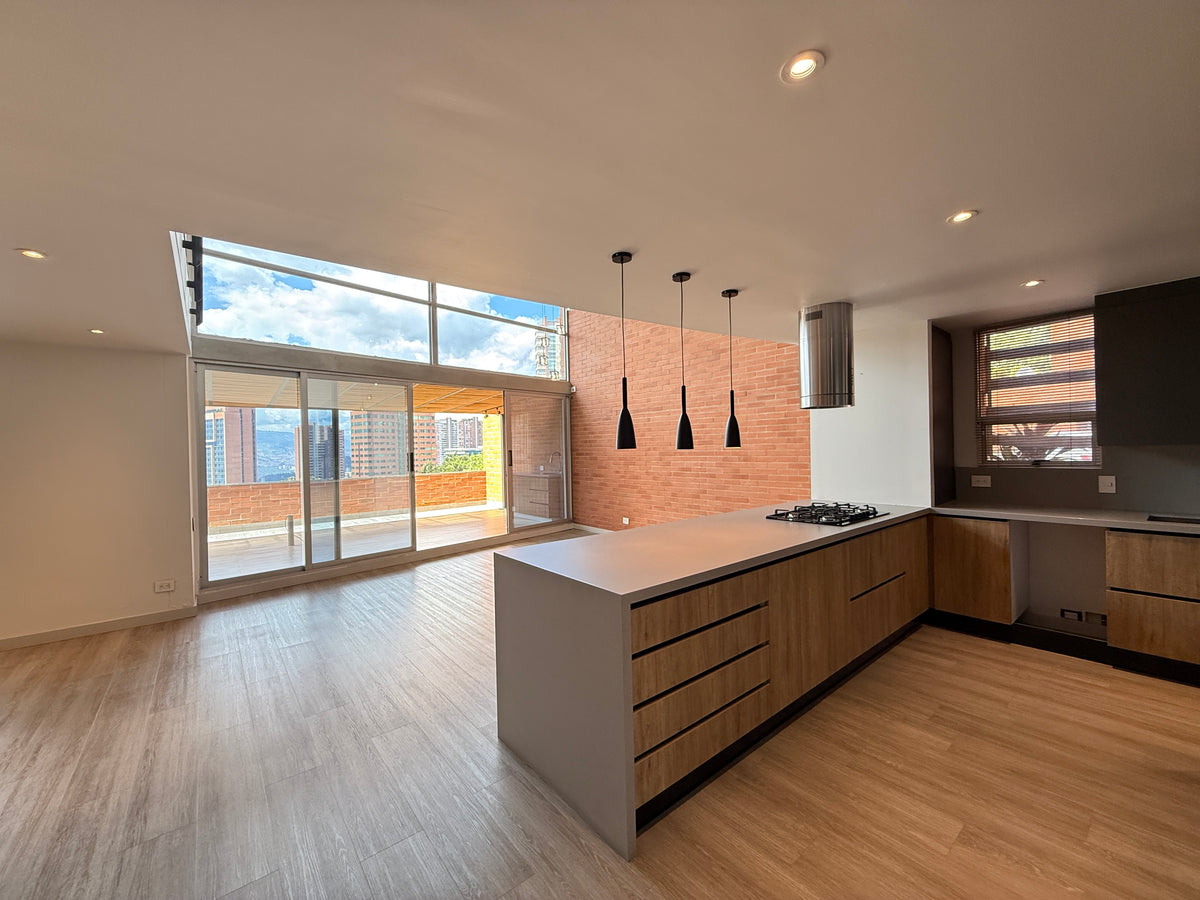 Apartamento dúplex con terraza cerca de El Tesoro Mall del Este y Clínica El Rosario