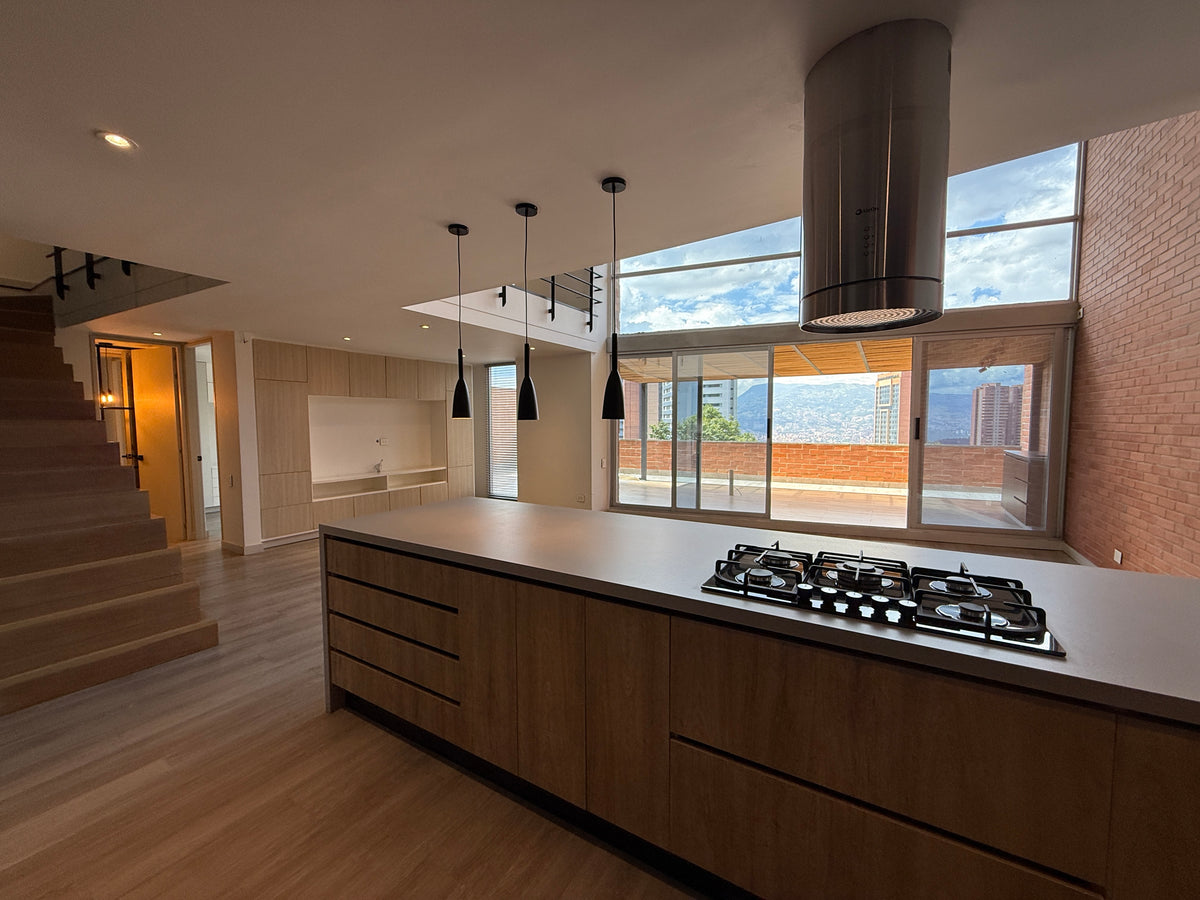 Apartamento dúplex con terraza cerca de El Tesoro Mall del Este y Clínica El Rosario