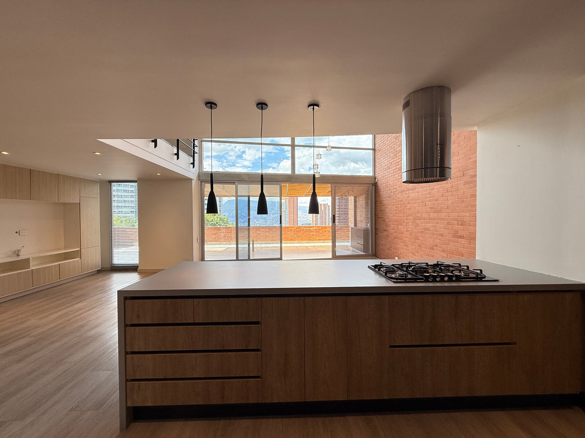 Apartamento dúplex con terraza cerca de El Tesoro Mall del Este y Clínica El Rosario