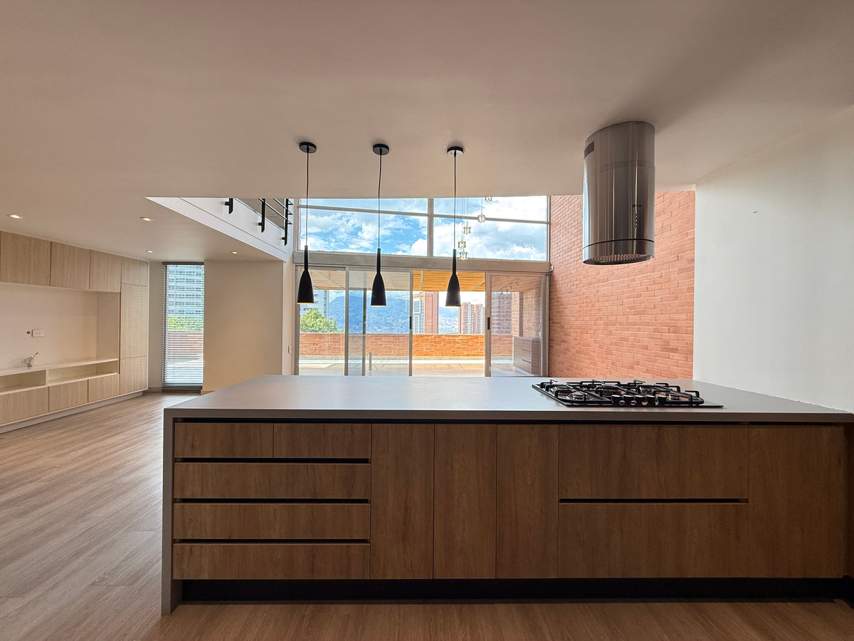 Apartamento dúplex con terraza cerca de El Tesoro Mall del Este y Clínica El Rosario