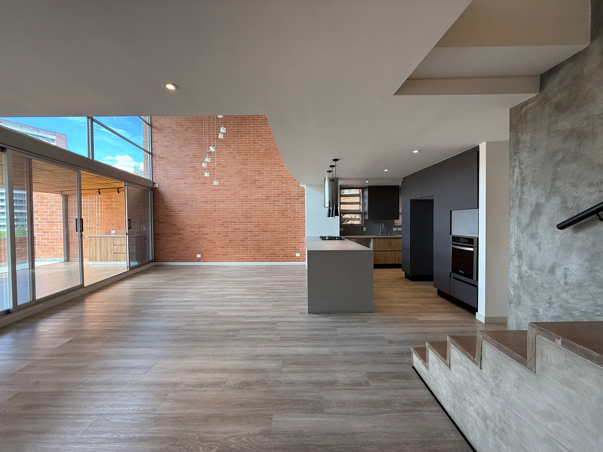 Apartamento dúplex con terraza cerca de El Tesoro Mall del Este y Clínica El Rosario