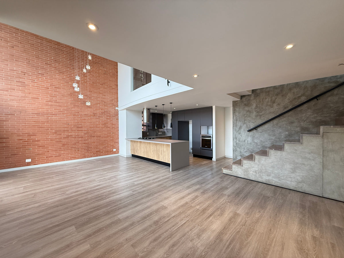 Apartamento dúplex con terraza cerca de El Tesoro Mall del Este y Clínica El Rosario