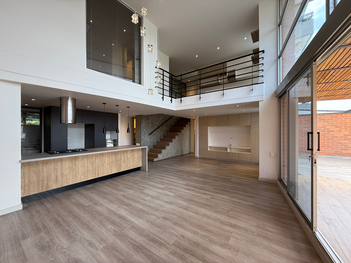 Apartamento dúplex con terraza cerca de El Tesoro Mall del Este y Clínica El Rosario