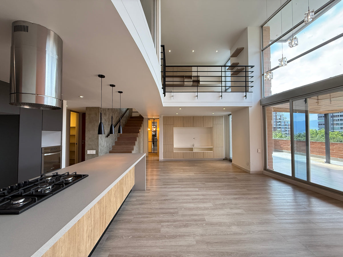 Apartamento dúplex con terraza cerca de El Tesoro Mall del Este y Clínica El Rosario