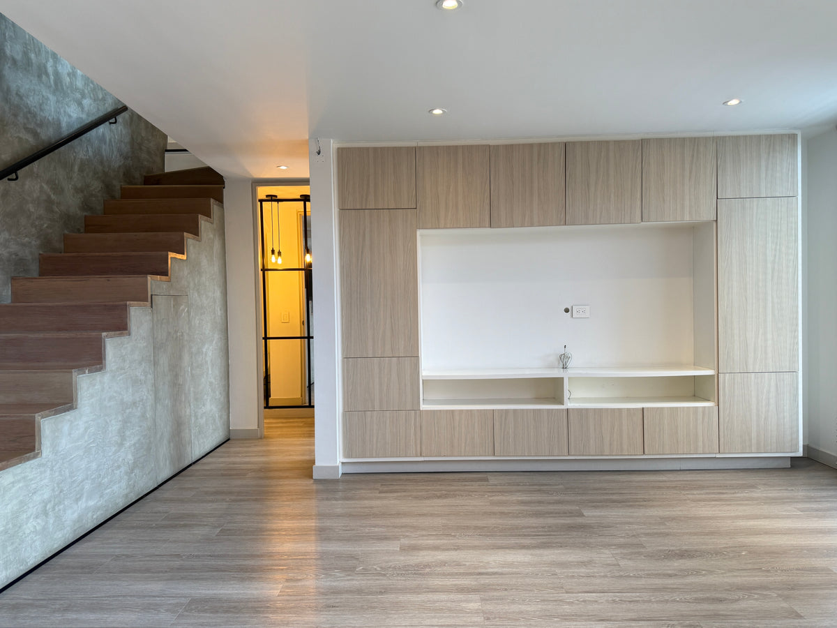 Apartamento dúplex con terraza cerca de El Tesoro Mall del Este y Clínica El Rosario