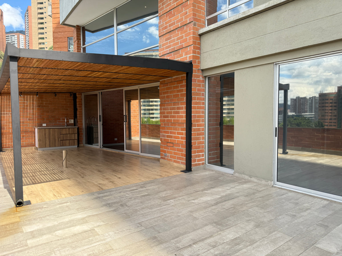 Apartamento dúplex con terraza cerca de El Tesoro Mall del Este y Clínica El Rosario