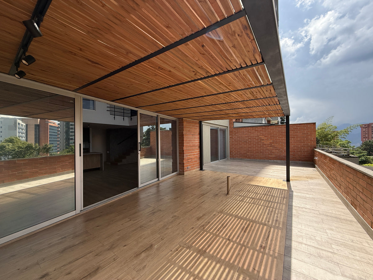 Apartamento dúplex con terraza cerca de El Tesoro Mall del Este y Clínica El Rosario