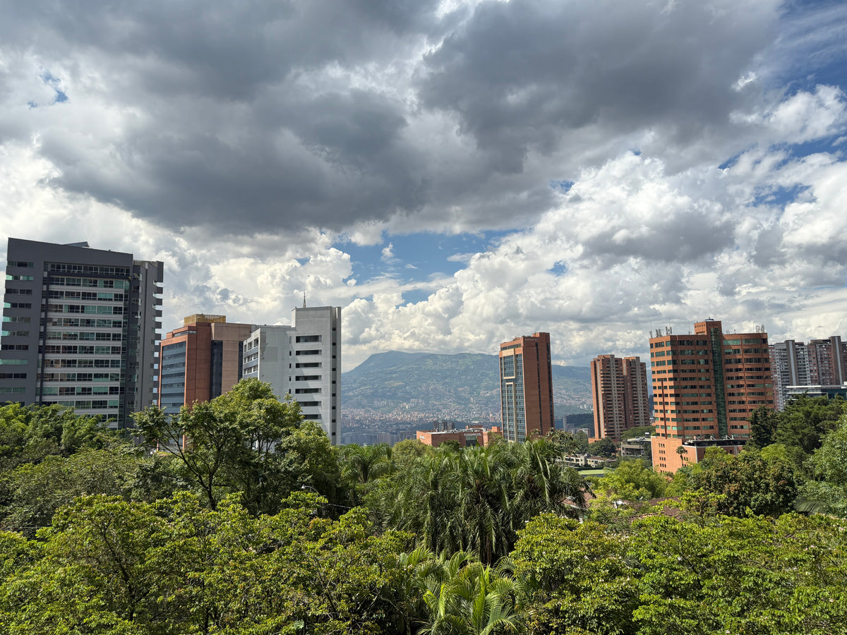 Apartamento dúplex con terraza cerca de El Tesoro Mall del Este y Clínica El Rosario