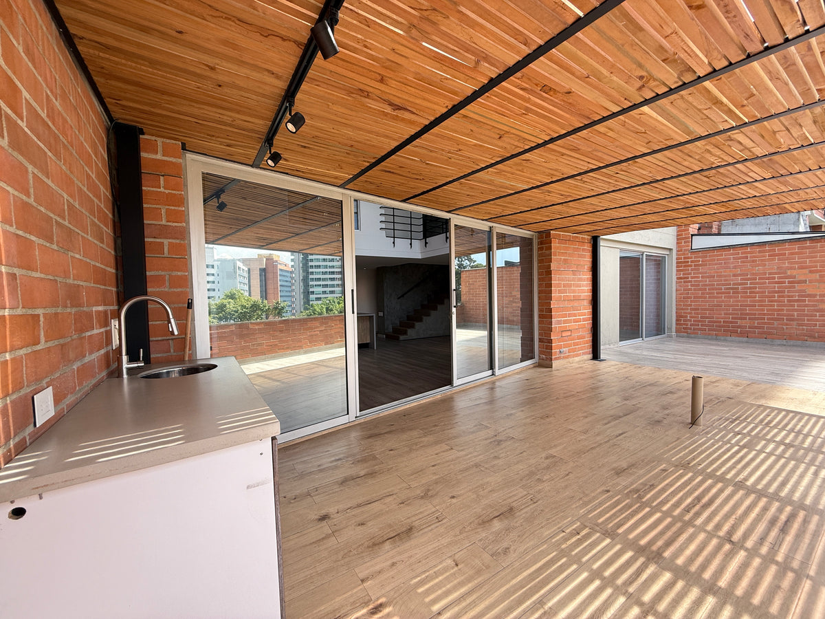 Apartamento dúplex con terraza cerca de El Tesoro Mall del Este y Clínica El Rosario