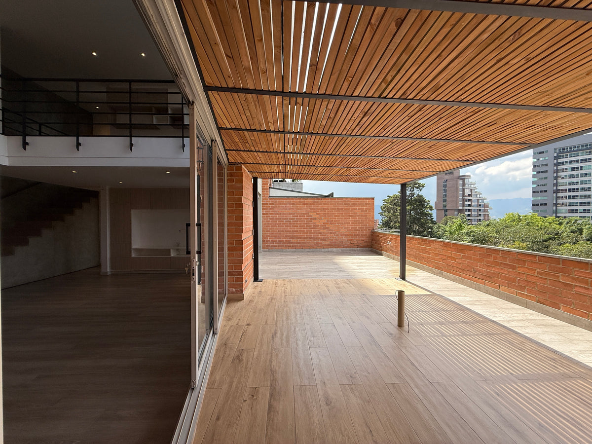 Apartamento dúplex con terraza cerca de El Tesoro Mall del Este y Clínica El Rosario