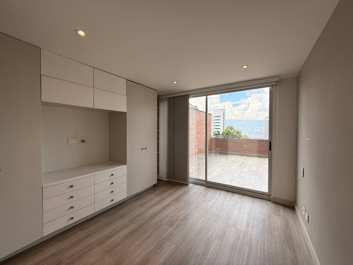 Apartamento dúplex con terraza cerca de El Tesoro Mall del Este y Clínica El Rosario