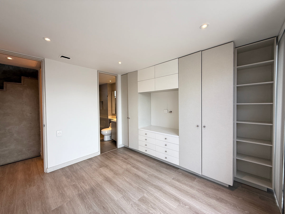 Apartamento dúplex con terraza cerca de El Tesoro Mall del Este y Clínica El Rosario