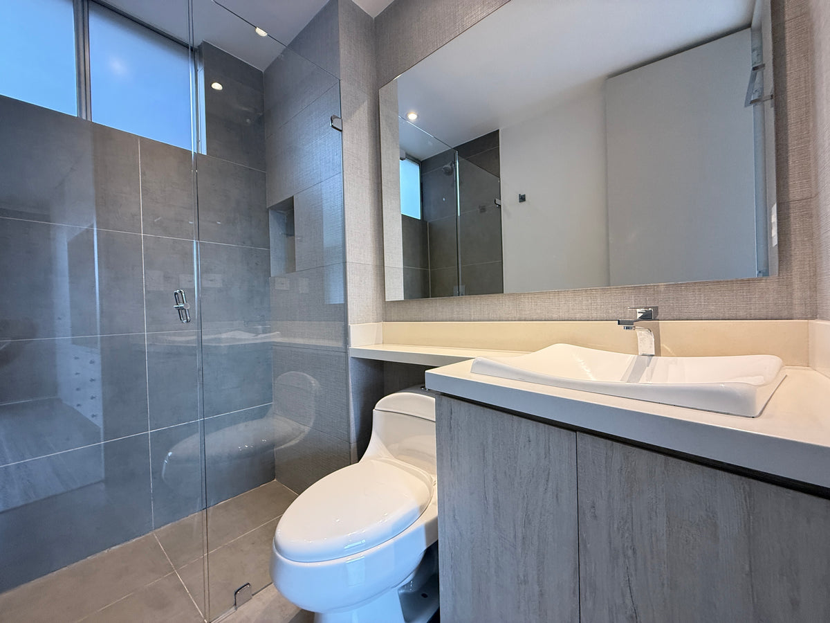 Apartamento dúplex con terraza cerca de El Tesoro Mall del Este y Clínica El Rosario