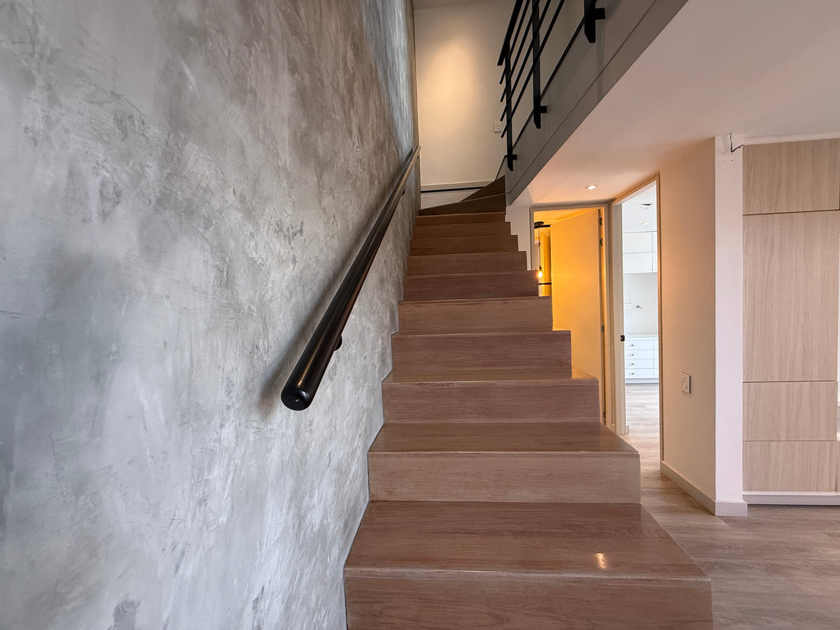 Apartamento dúplex con terraza cerca de El Tesoro Mall del Este y Clínica El Rosario