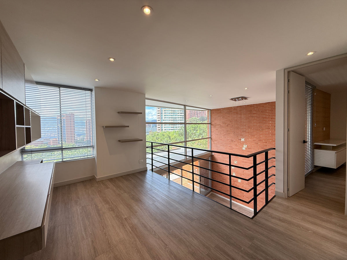 Apartamento dúplex con terraza cerca de El Tesoro Mall del Este y Clínica El Rosario