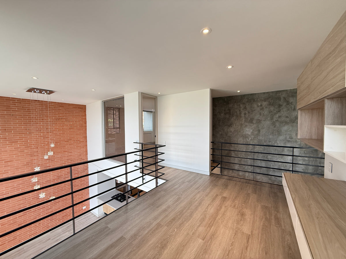 Apartamento dúplex con terraza cerca de El Tesoro Mall del Este y Clínica El Rosario