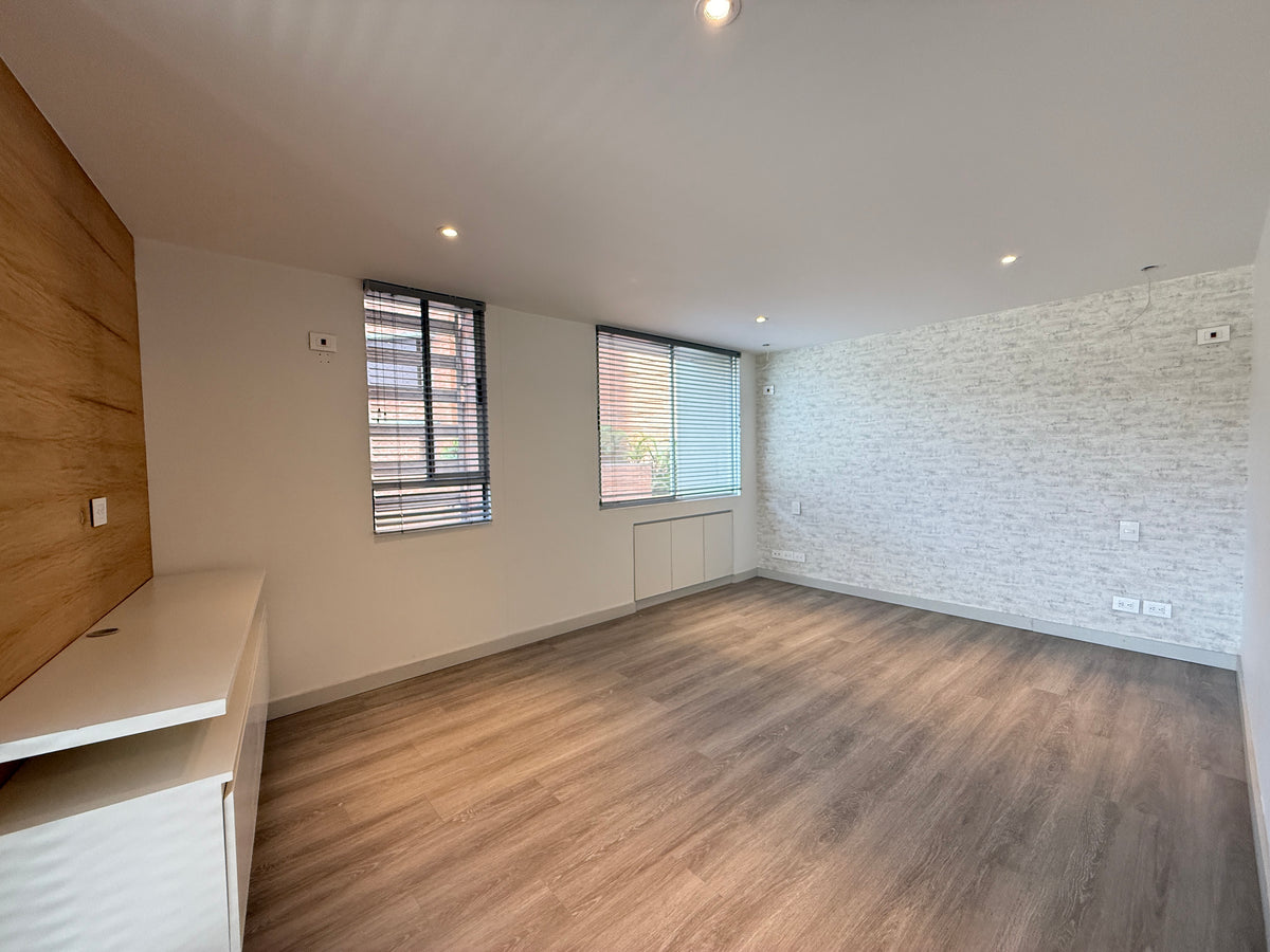 Apartamento dúplex con terraza cerca de El Tesoro Mall del Este y Clínica El Rosario