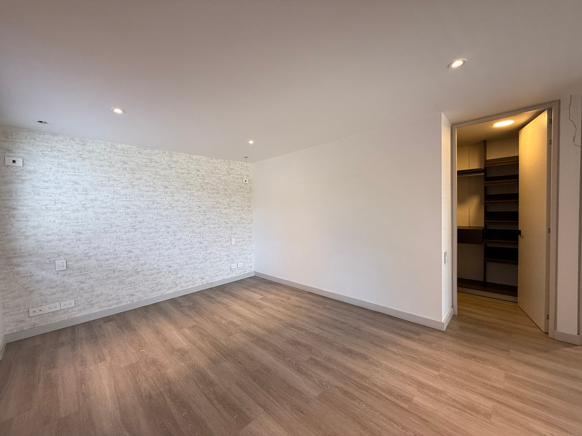 Apartamento dúplex con terraza cerca de El Tesoro Mall del Este y Clínica El Rosario