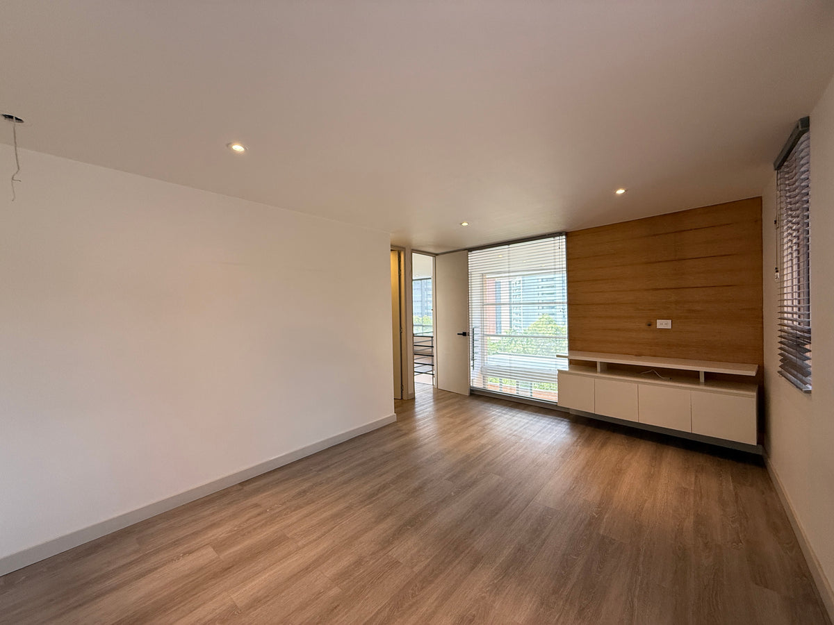 Apartamento dúplex con terraza cerca de El Tesoro Mall del Este y Clínica El Rosario