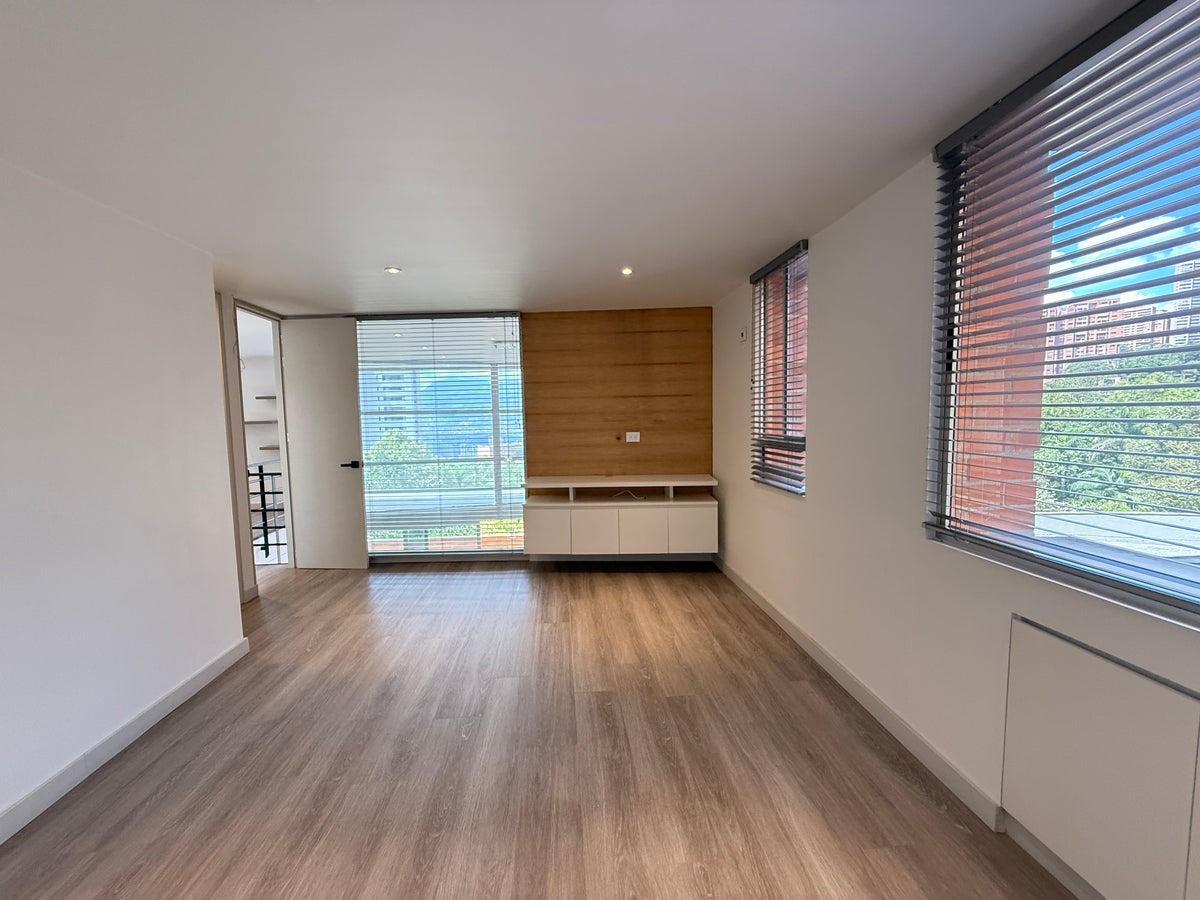 Apartamento dúplex con terraza cerca de El Tesoro Mall del Este y Clínica El Rosario