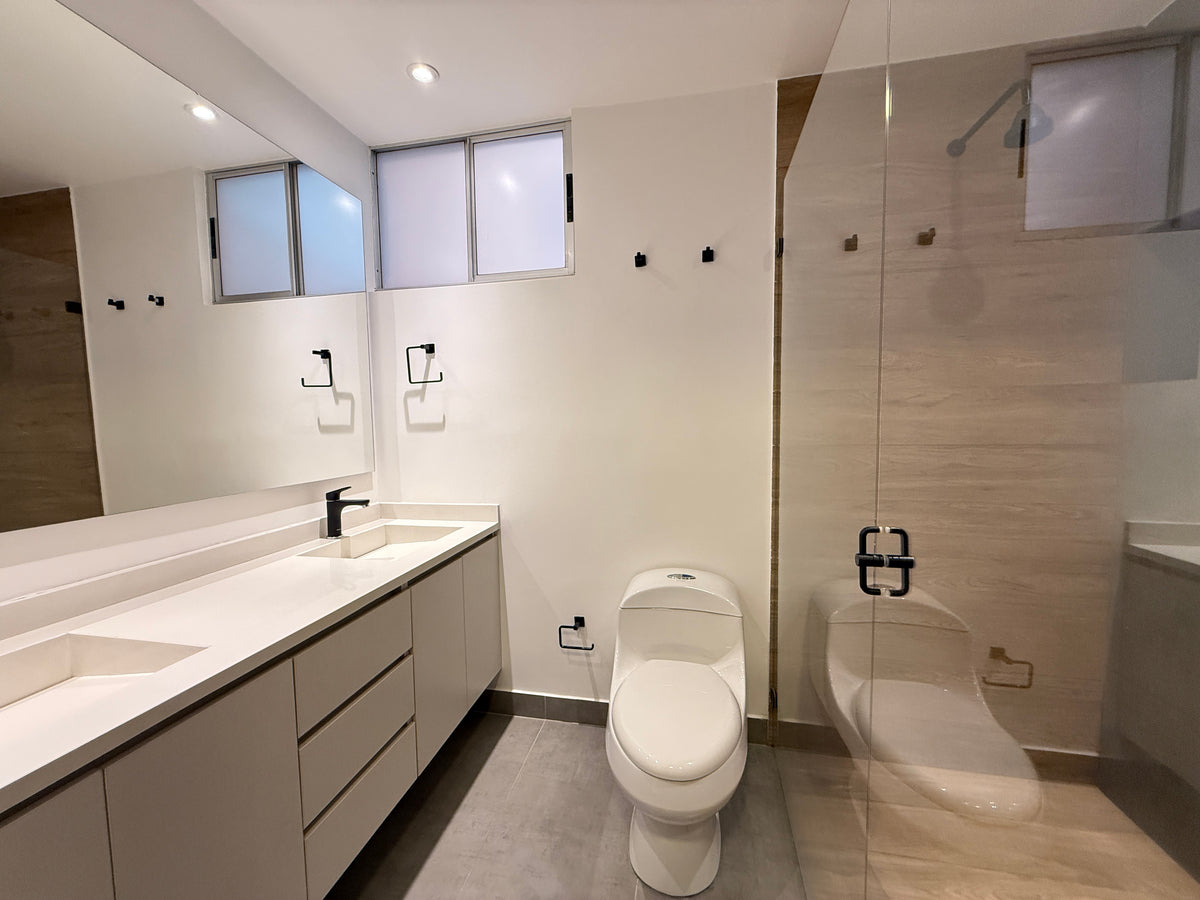 Apartamento dúplex con terraza cerca de El Tesoro Mall del Este y Clínica El Rosario