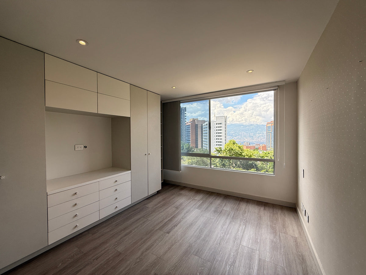 Apartamento dúplex con terraza cerca de El Tesoro Mall del Este y Clínica El Rosario