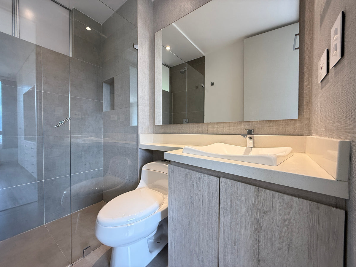 Apartamento dúplex con terraza cerca de El Tesoro Mall del Este y Clínica El Rosario