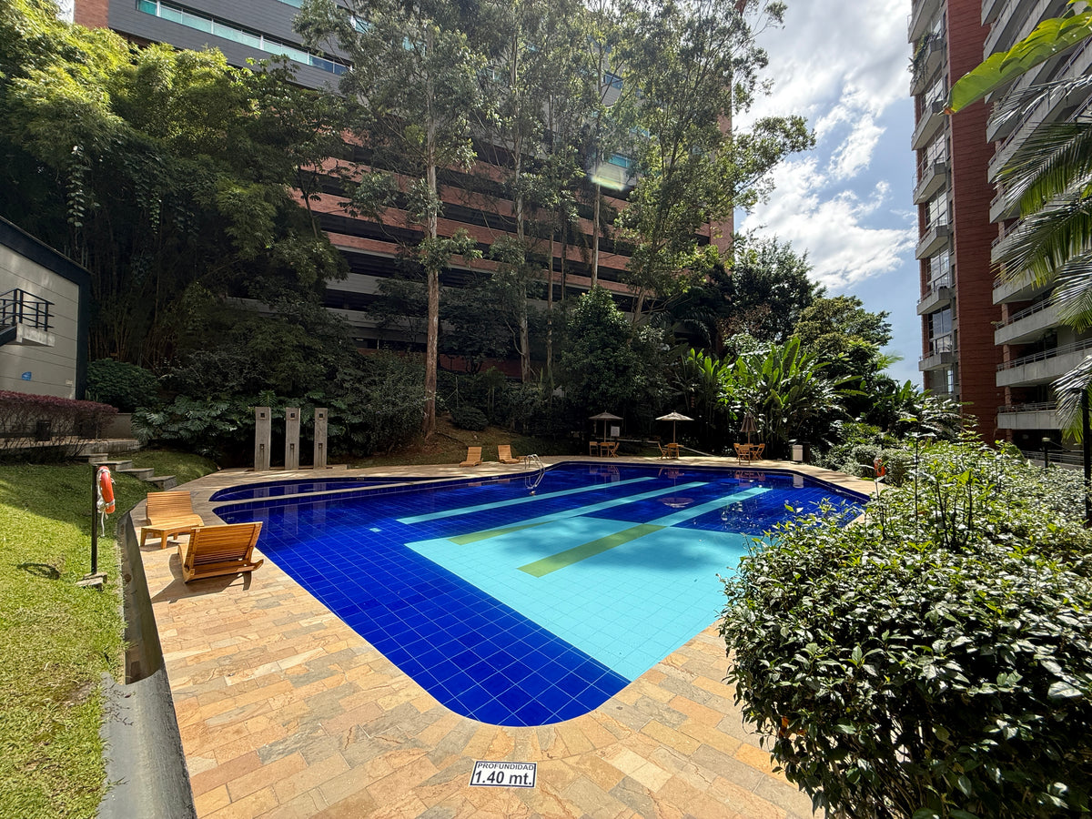 Apartamento dúplex con terraza cerca de El Tesoro Mall del Este y Clínica El Rosario