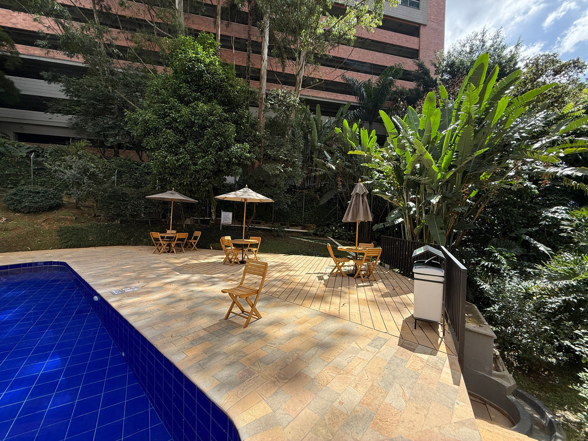 Apartamento dúplex con terraza cerca de El Tesoro Mall del Este y Clínica El Rosario