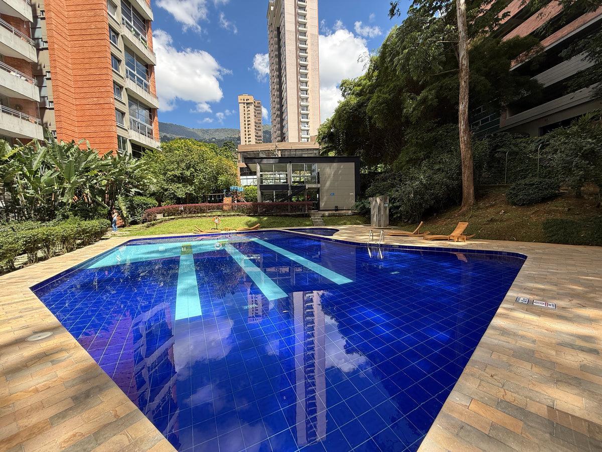 Apartamento dúplex con terraza cerca de El Tesoro Mall del Este y Clínica El Rosario