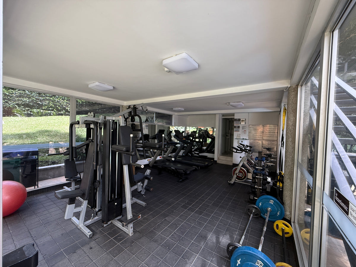 Apartamento dúplex con terraza cerca de El Tesoro Mall del Este y Clínica El Rosario