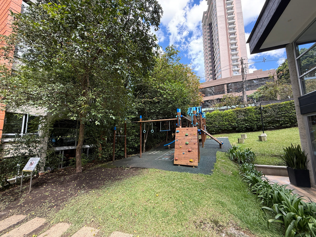 Apartamento dúplex con terraza cerca de El Tesoro Mall del Este y Clínica El Rosario