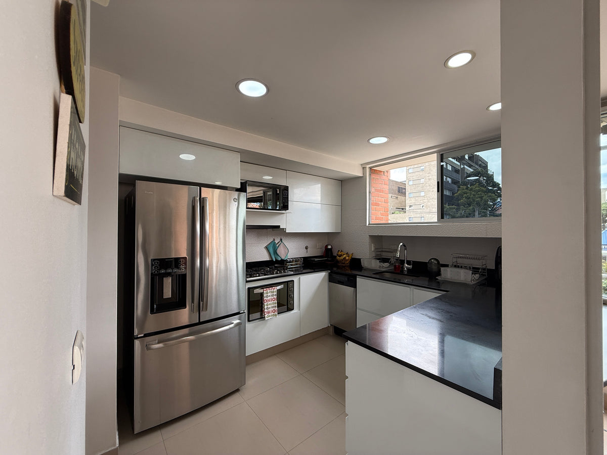 Apartamento en Loma de los Parra, El Poblado con zonas comunes y excelente ubicación