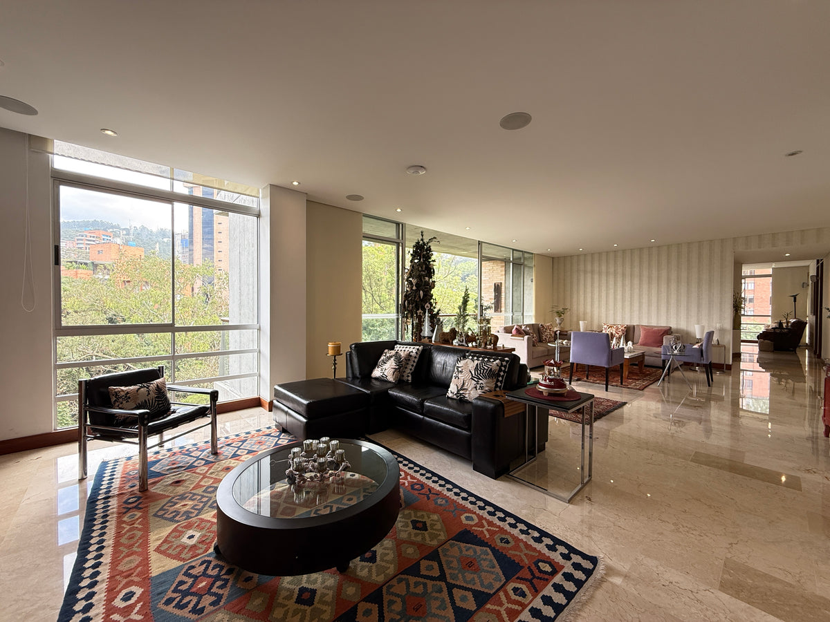 Apartamento amplio de 245 m² sector Las santas, El Poblado con 3 alcobas y balcón |VENDIDO|