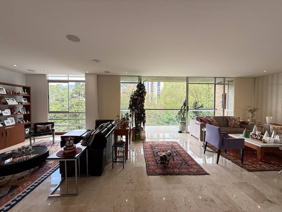 Apartamento amplio de 245 m² sector Las santas, El Poblado con 3 alcobas y balcón |VENDIDO|