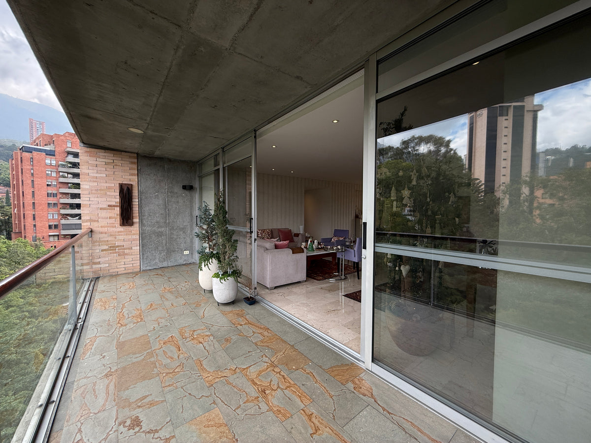 Apartamento amplio de 245 m² sector Las santas, El Poblado con 3 alcobas y balcón |VENDIDO|