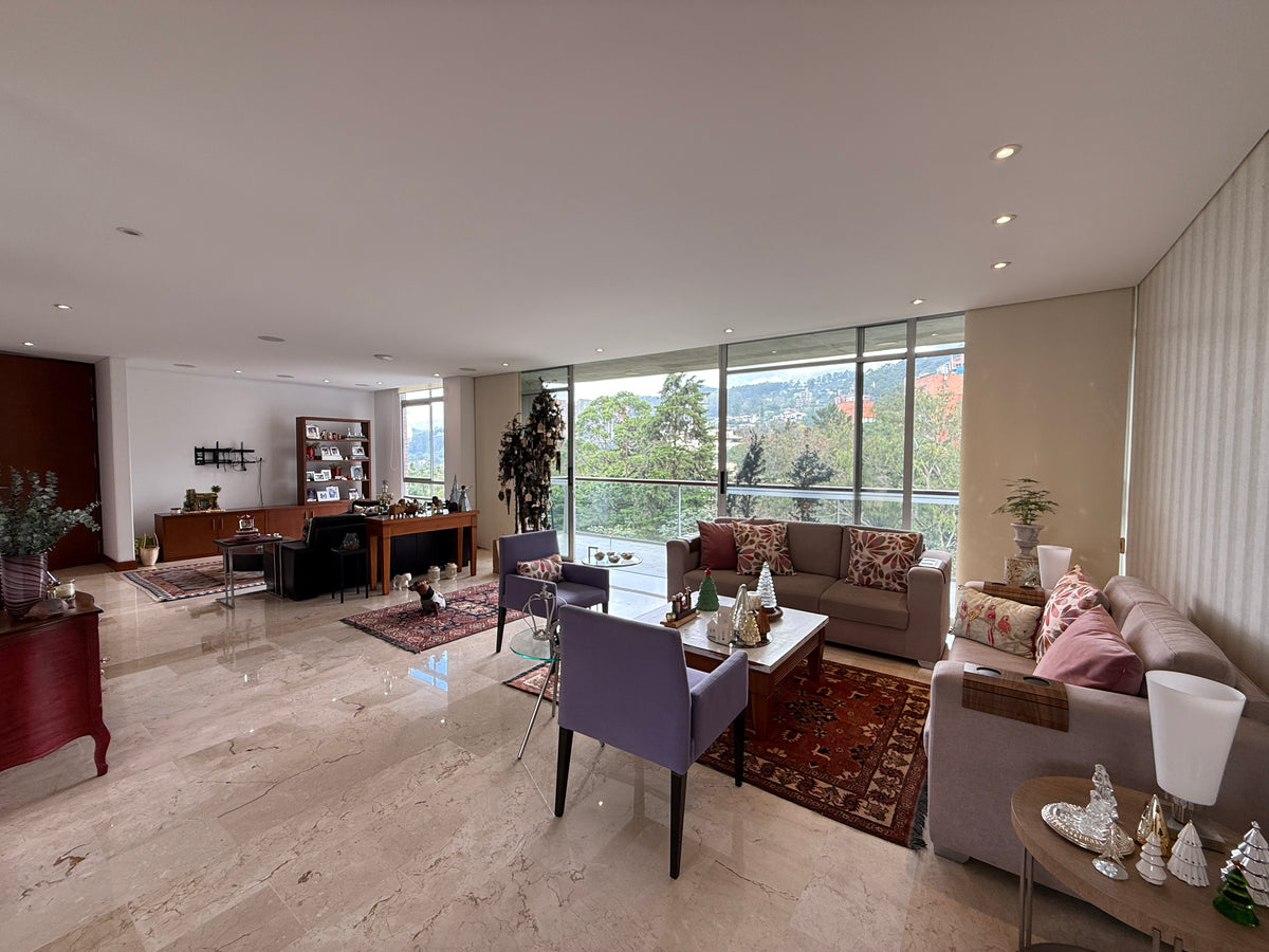 Apartamento amplio de 245 m² sector Las santas, El Poblado con 3 alcobas y balcón |VENDIDO|