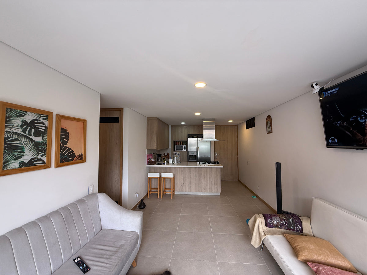 Apartamento en El Poblado – 2 habitaciones, balcón y vista a bosque