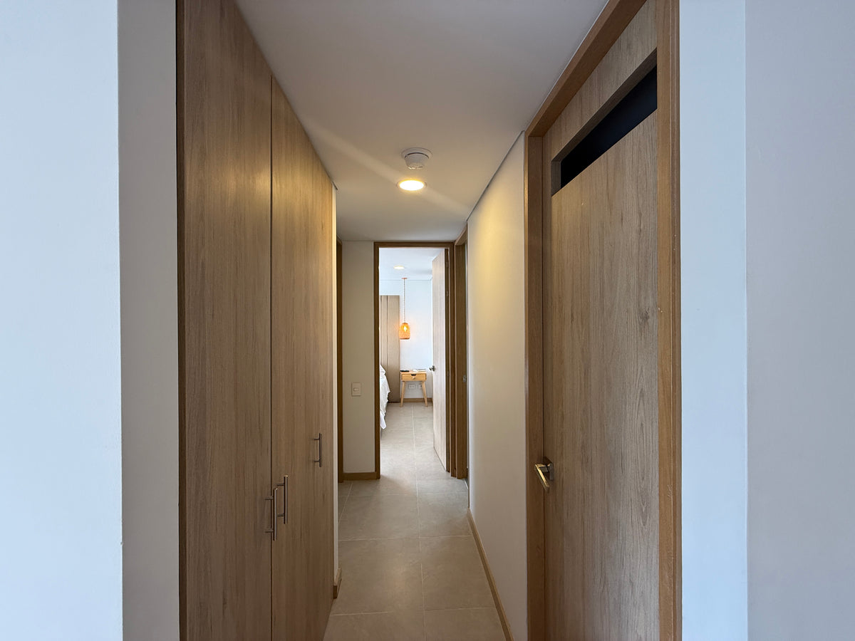 Apartamento en El Poblado – 2 habitaciones, balcón y vista a bosque